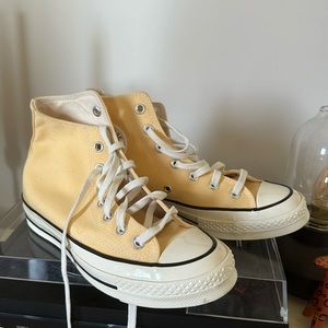 Converse - butter yellow 🧈
